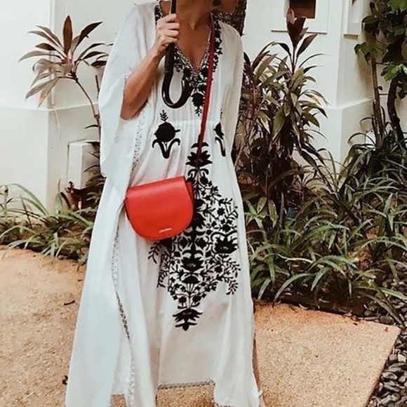 5⭐💢Black/White Embroidered Beach Cover Up - Picture 2 of 6